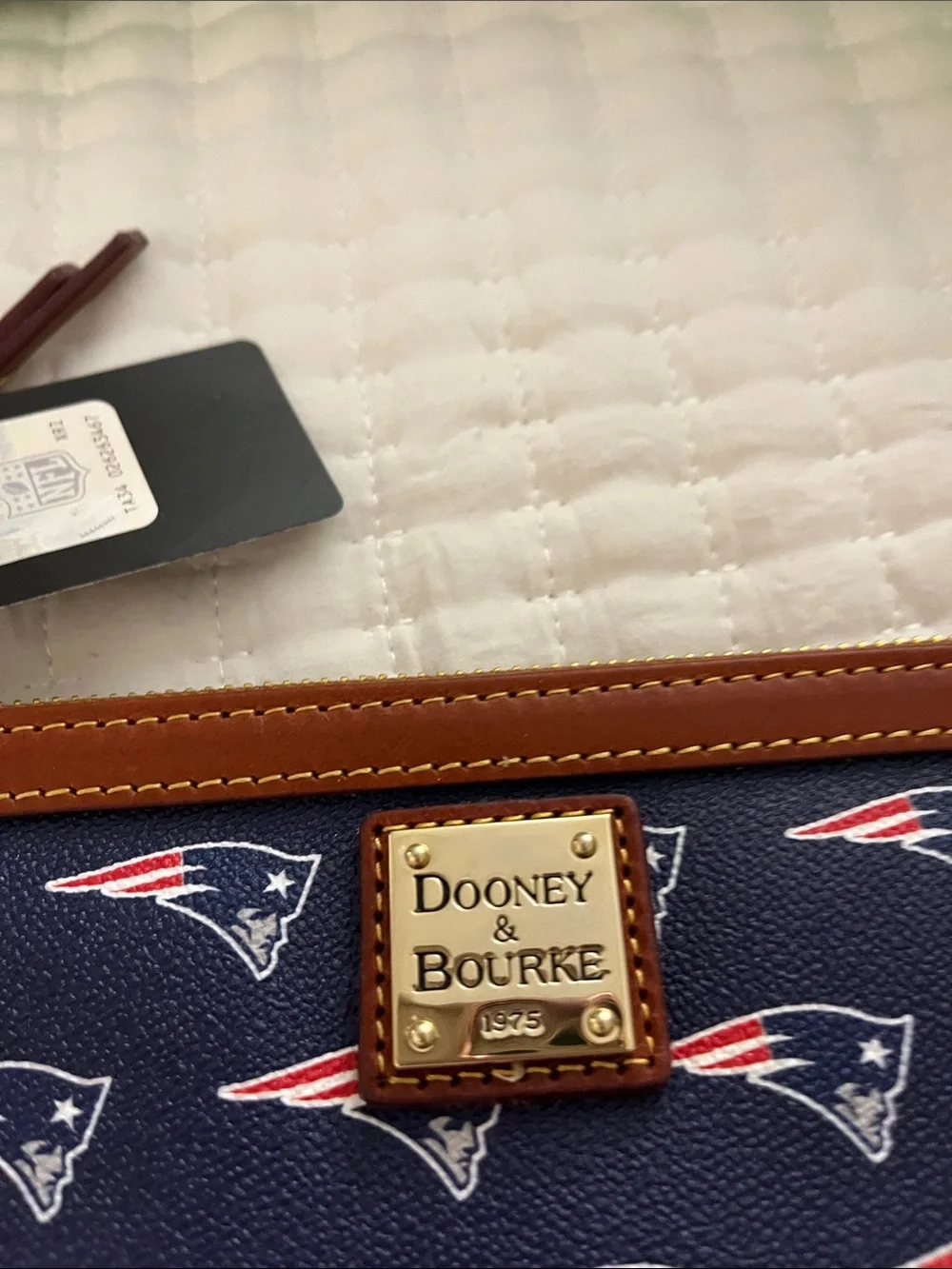 🏈 NWT Dooney & Bourke Navy, Red & White Patriots Zip Wristlet with Brown Trim 🏈
